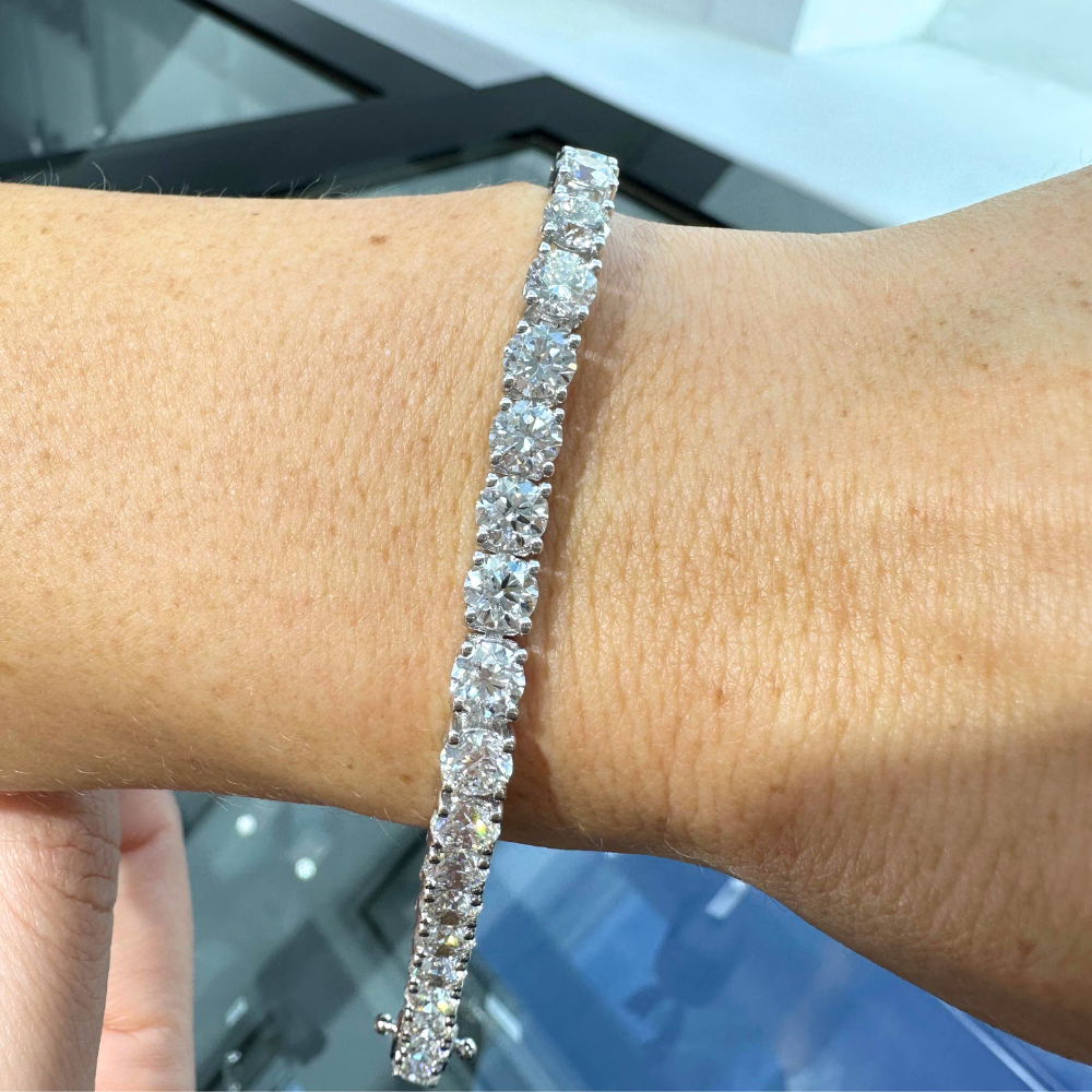 Tennis bracelet with 15.00 ct white diamonds