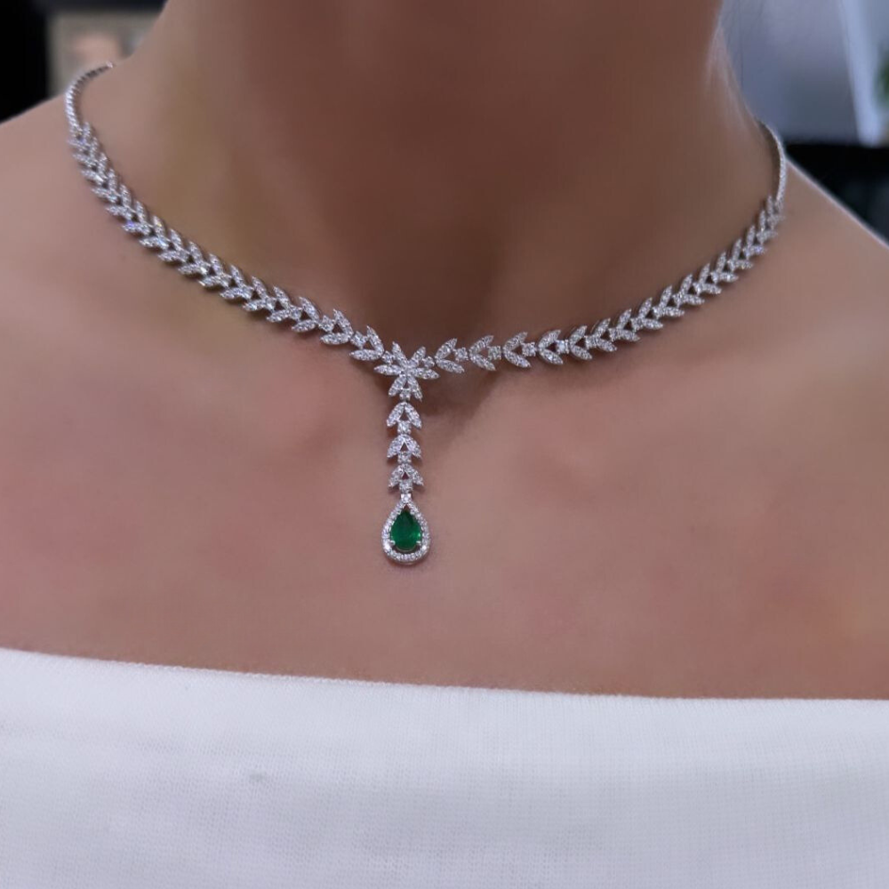 Necklace with 3.68 ct Diamonds and 0.57 ct Emerald