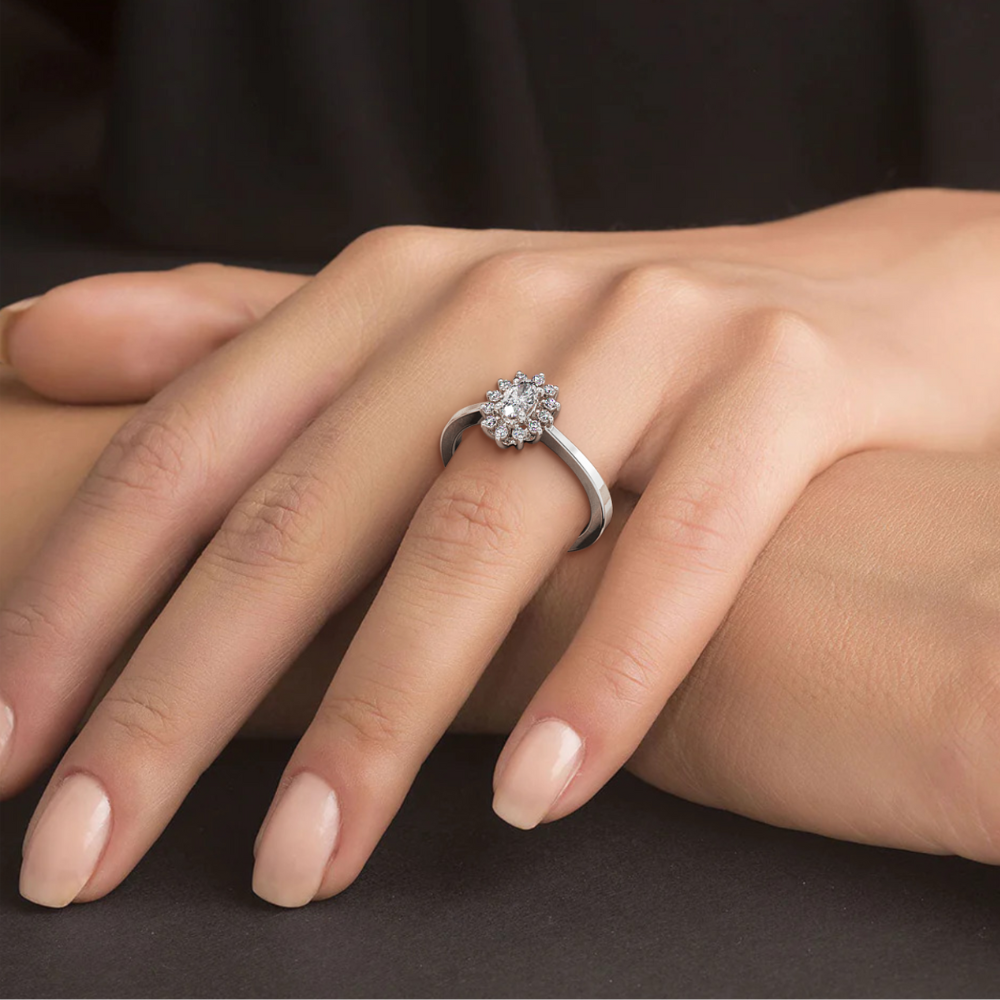 Engagement Ring with 0.52 ct center diamond and 0.20 ct side diamonds