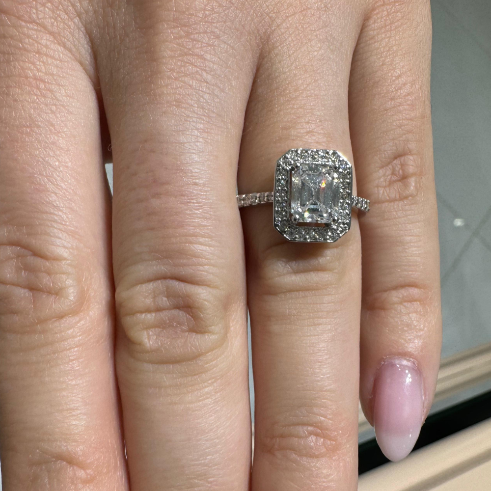 Engagement ring with 1.50 ct center diamond and 0.24 ct side diamonds