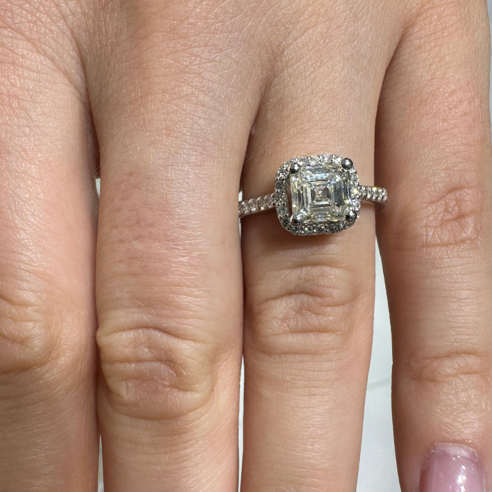 Engagement ring with 1.50 ct center diamond and 0.26 ct side diamonds