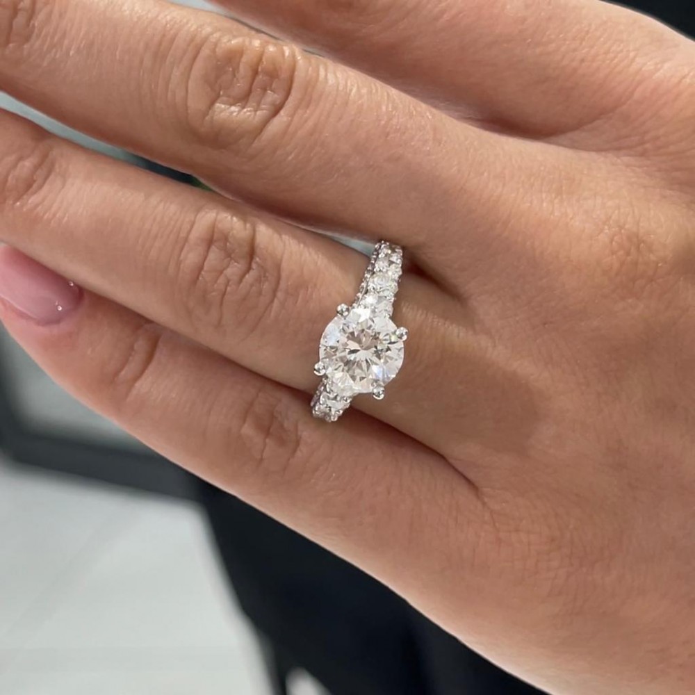 Engagement ring with 3.11 ct central diamond and 1.57 ct side diamonds