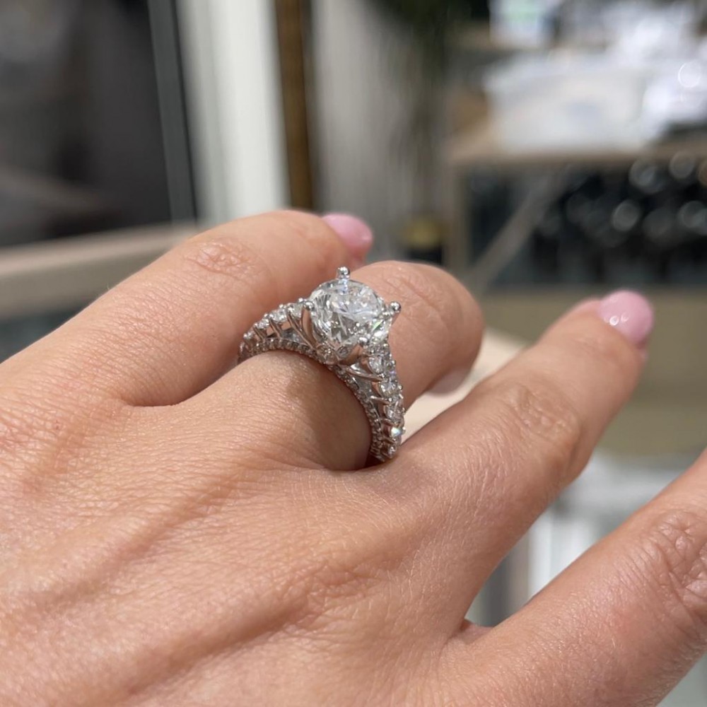 Engagement ring with 3.11 ct central diamond and 1.57 ct side diamonds