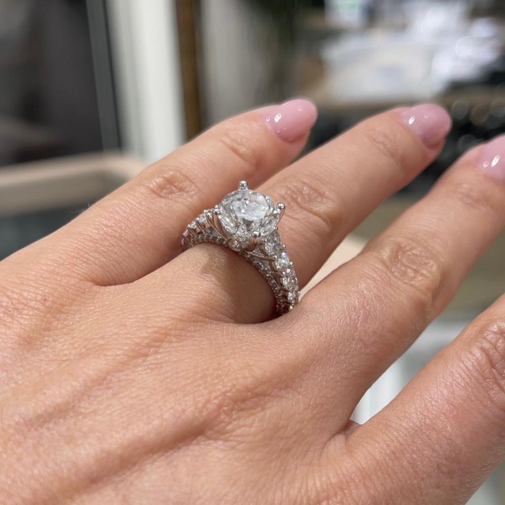 Engagement ring with 3.11 ct central diamond and 1.57 ct side diamonds