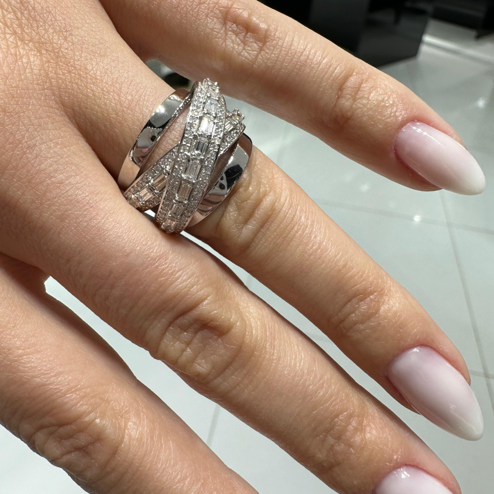 Ring with 0.80 ct Baget Diamonds and 0.42 ct round diamonds