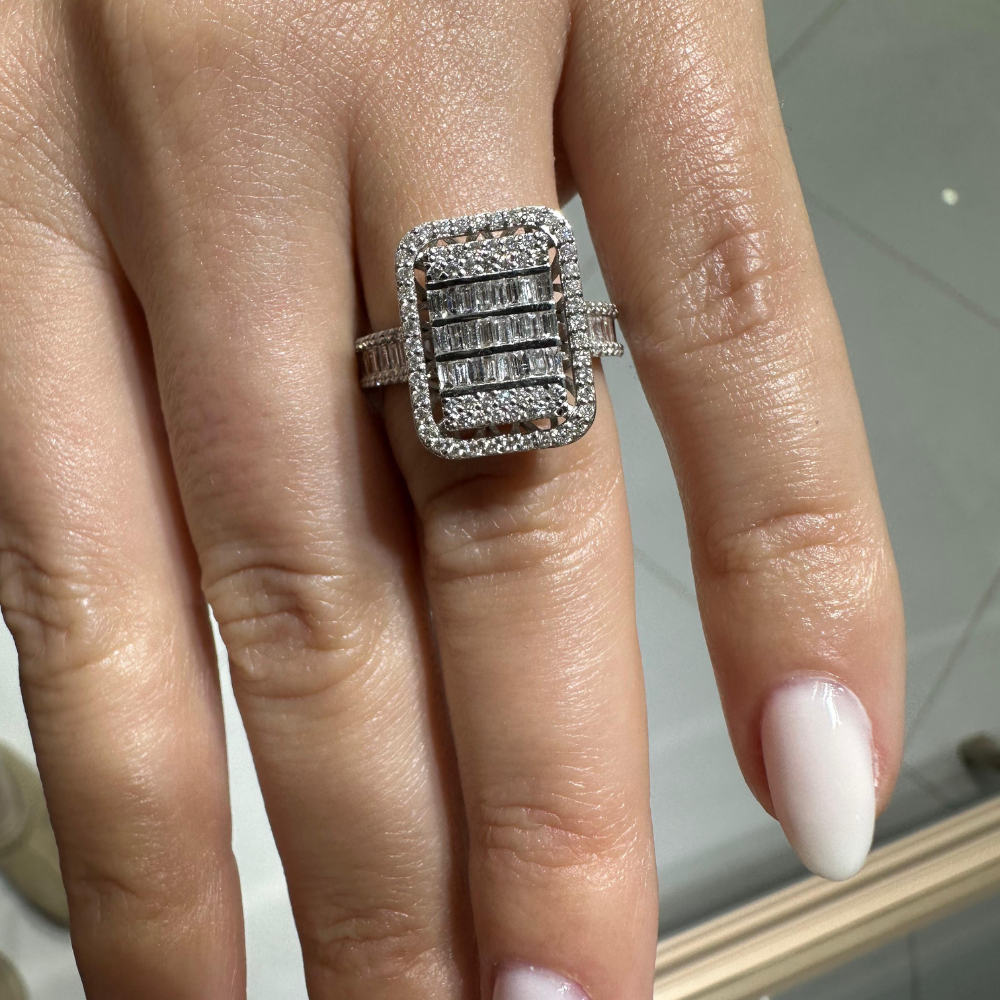 Ring with 0.60 ct Baget Diamonds and 0.50 ct round diamonds