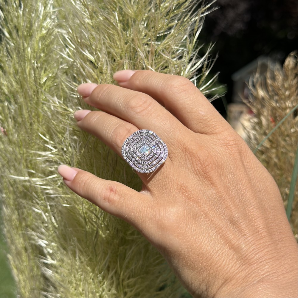 Diamond Ring with 0.13 ct baguette and 0.89 ct round diamonds