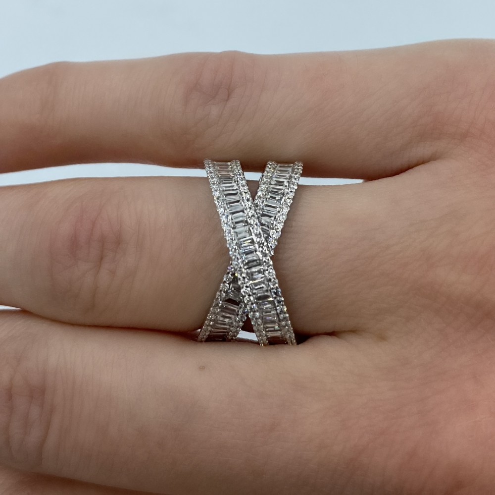 Ring with 0.82 ct Baget Diamonds and 0.48 ct side diamonds