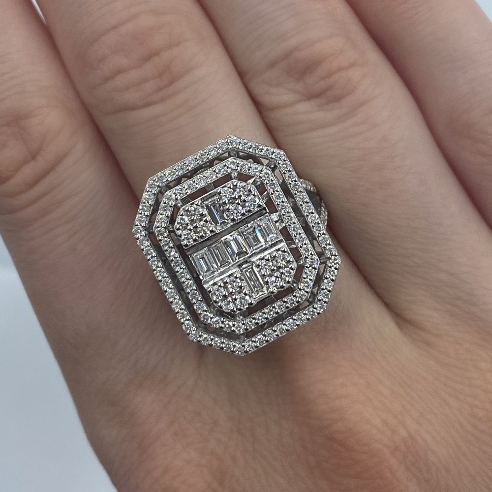 Ring with 0.43 ct Baget Diamonds and 0.83 ct Round Diamonds