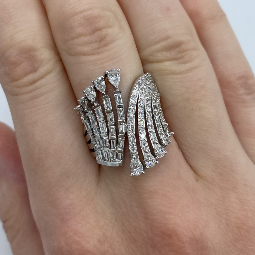 Ring with 1.30 ct Baget Diamonds and 0.44 ct round diamonds