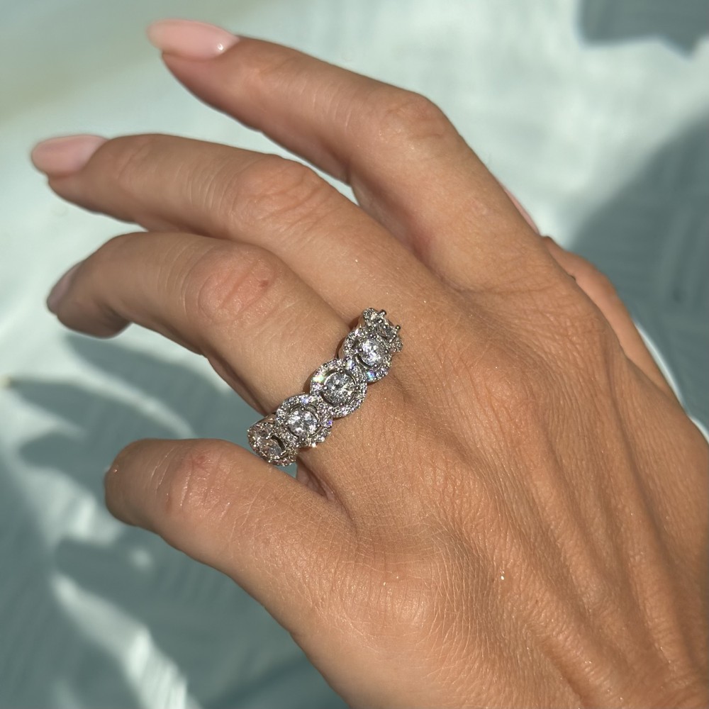 Ring with 1.22 ct center diamond and 0.53 ct side diamonds