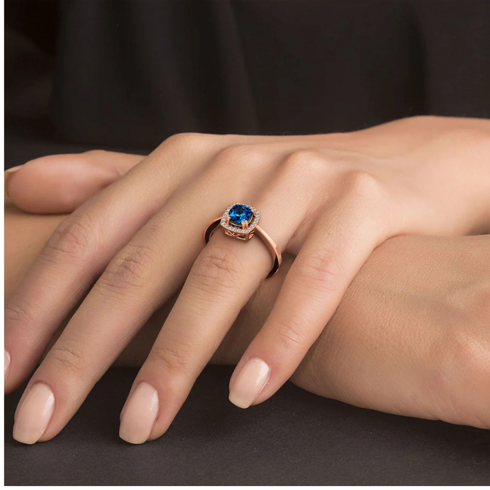 0.07 ct diamond and 0.86 ct blue-topaz ring