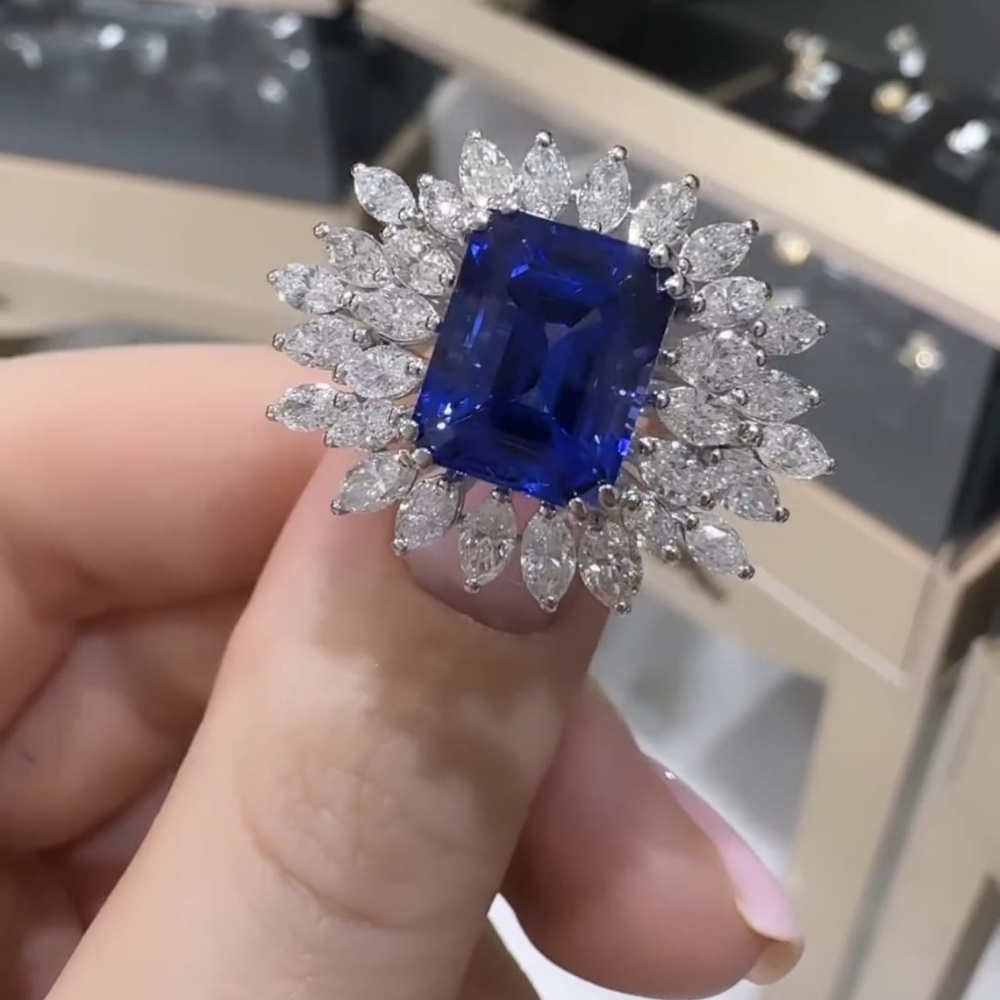 Ring with Diamonds of 0.25 ct, Marquise Diamonds of 2.71 ct and Tanzanite of 6.32 ct