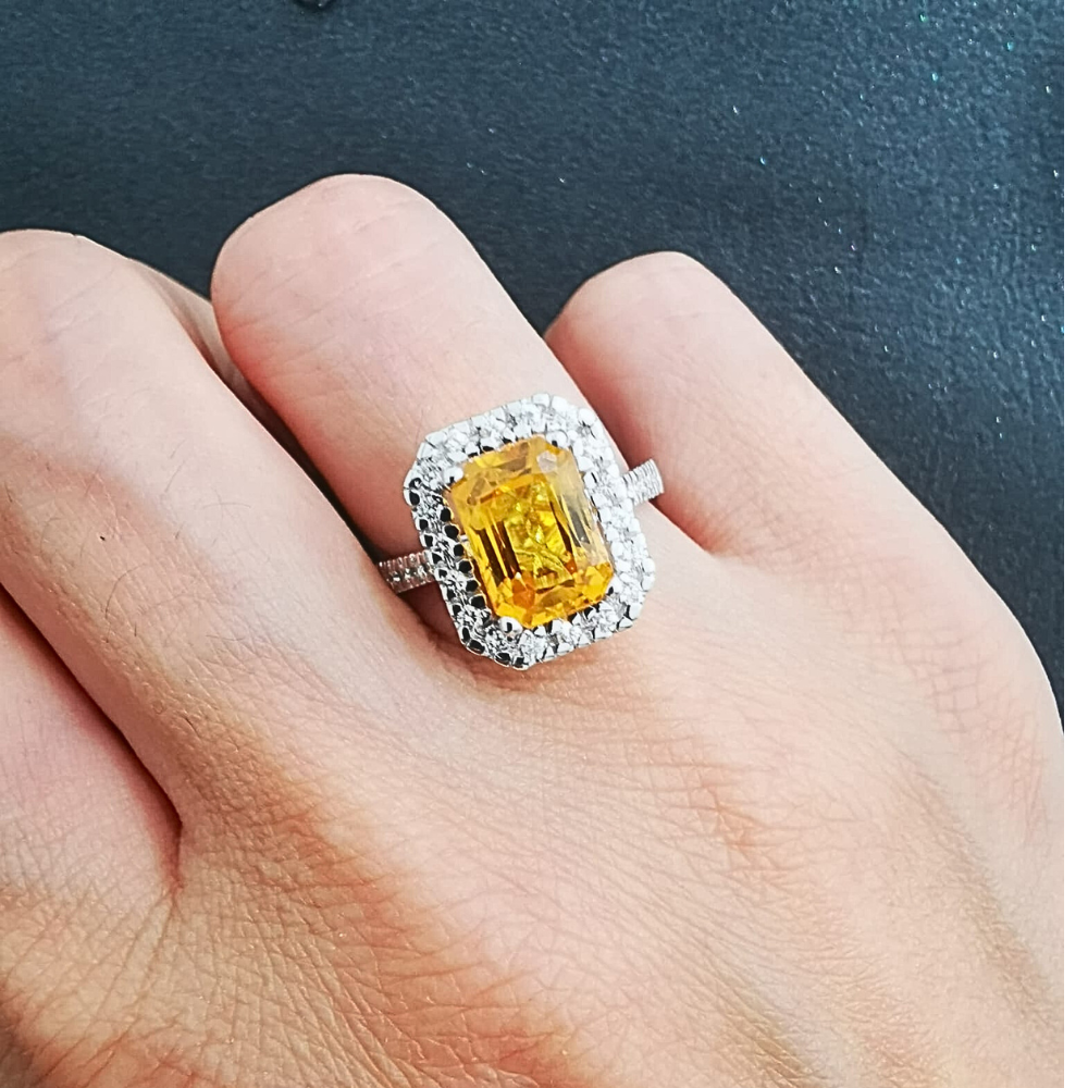 Ring with diamonds of 0.33 ct and yellow sapphire of 3.71 ct