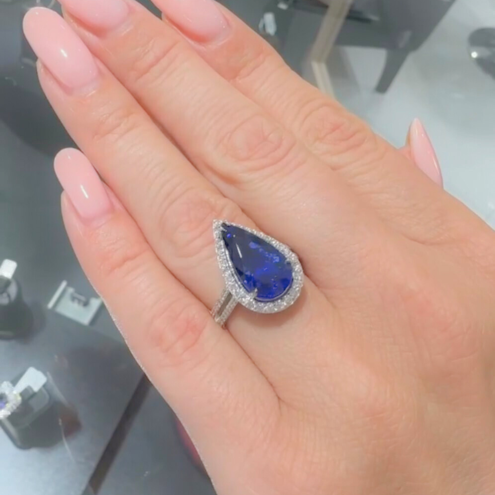 Ring with diamonds of 0.43 ct and Tanzanite of 4.70 ct
