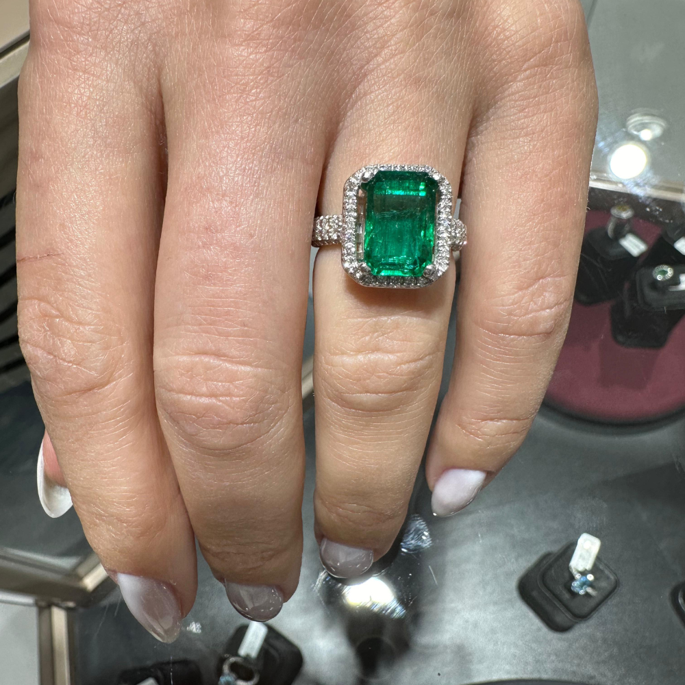Ring with Diamonds of 0.76 ct and Emerald of 3.84 ct