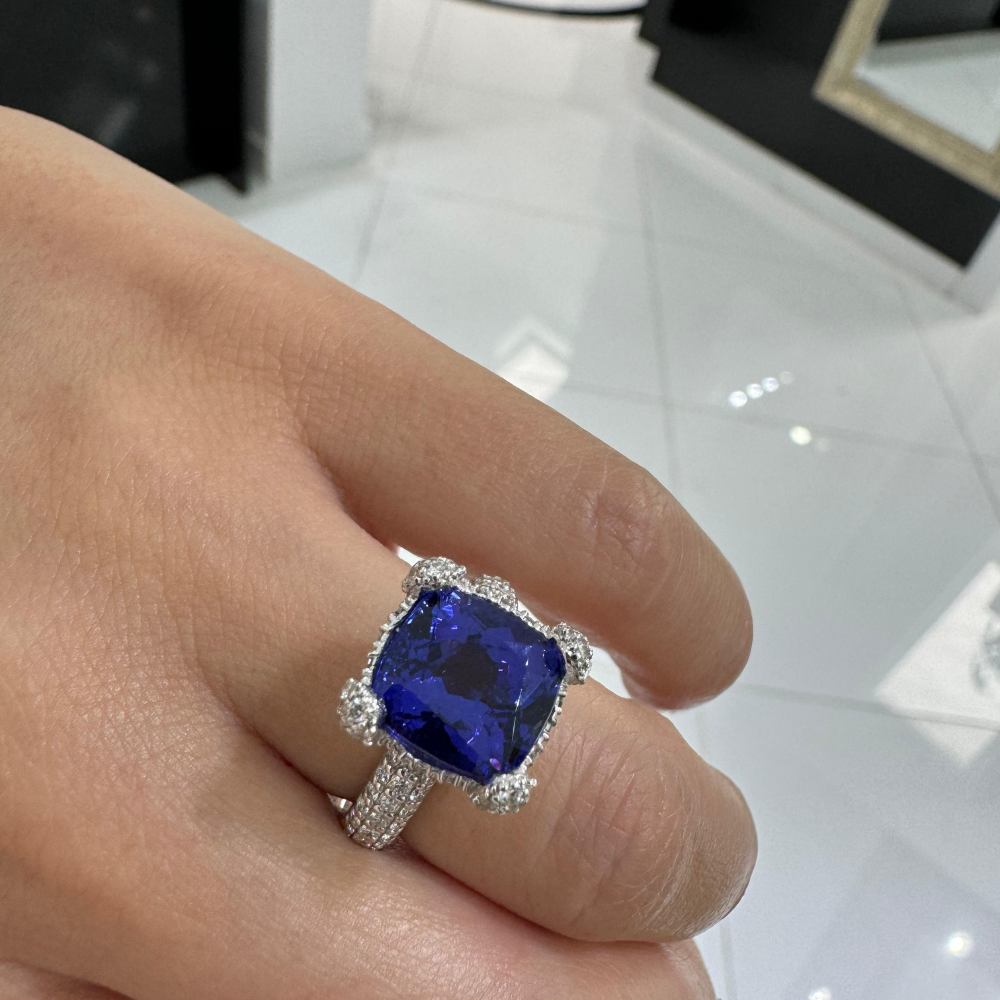 Ring with 1.34 ct diamonds and 5.27 ct Tanzanite