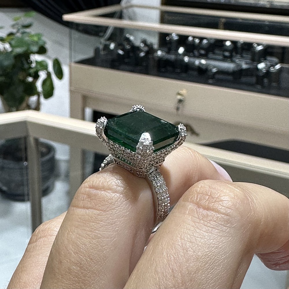 ILEANA Ring with 1.52 ct Diamonds and 12.44 ct Emerald