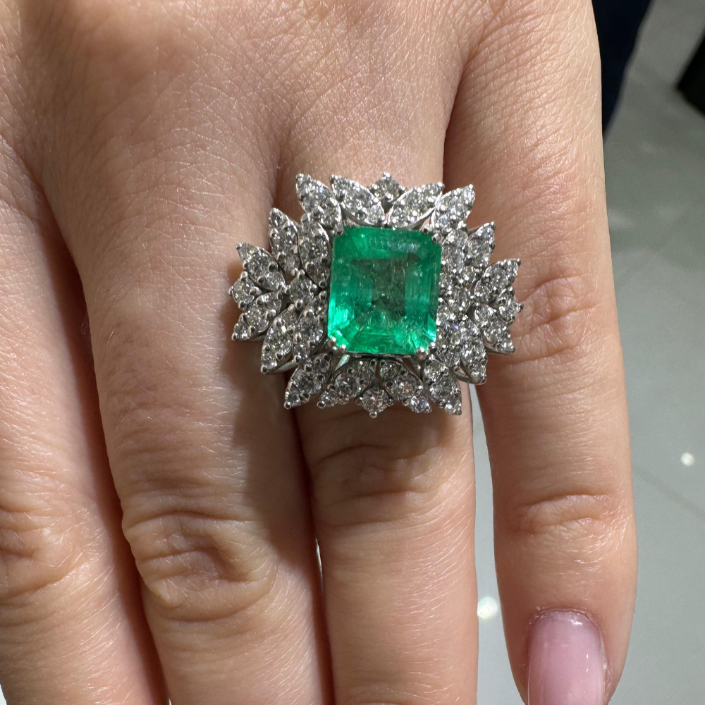 Ring with 1.79 ct Diamonds and 2.92 ct Emerald