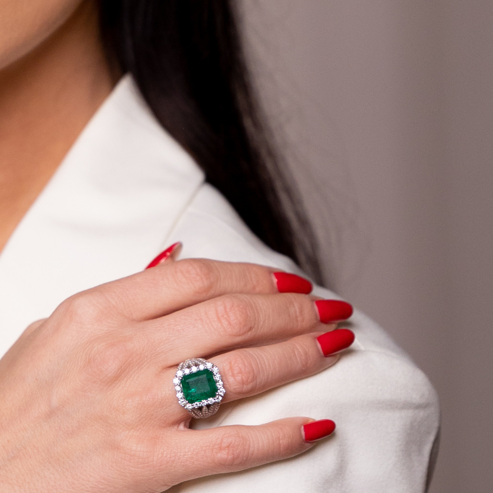 Ring with 2.67 ct Diamonds and 7.17 ct Emerald