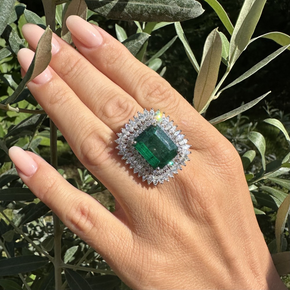 Ring with 3.32 ct Diamonds and 8.05 ct Emerald