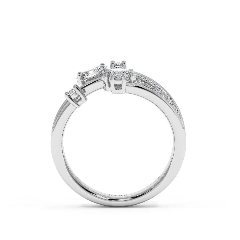 Ring with oval diamonds of 0.48 ct and round diamonds of 0.37 ct