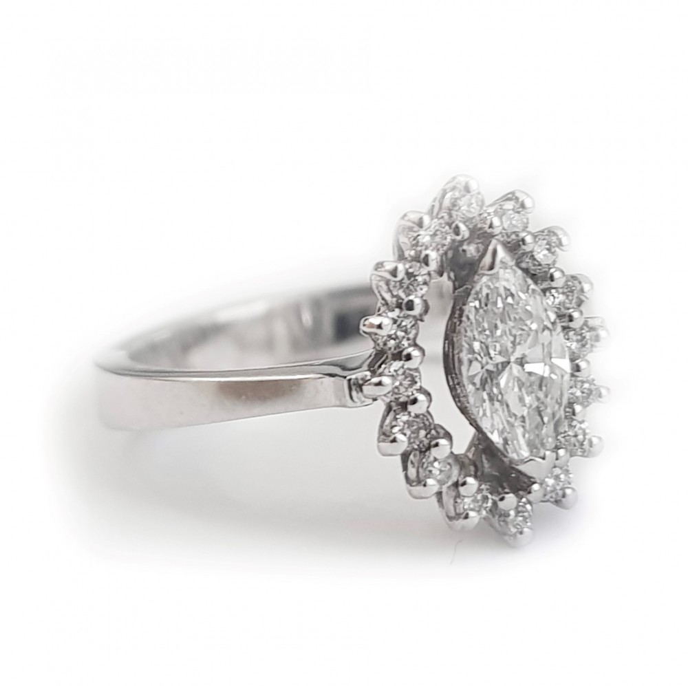 Ring with a central diamond of 0.42 ct and side diamonds of 0.22 ct