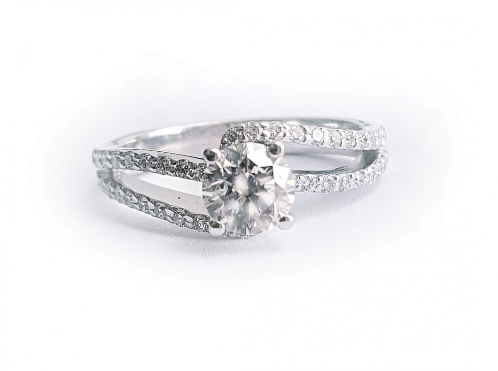 Engagement ring with central diamond of 0.71 ct and side diamonds of 0.36 ct