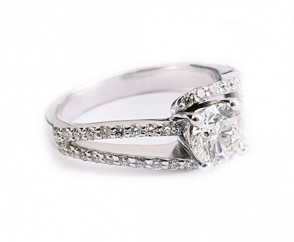 Engagement ring with central diamond of 0.71 ct and side diamonds of 0.36 ct