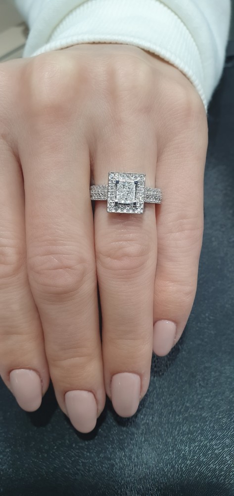 Ring with 0.90 ct center diamond and 1.22 ct side diamonds