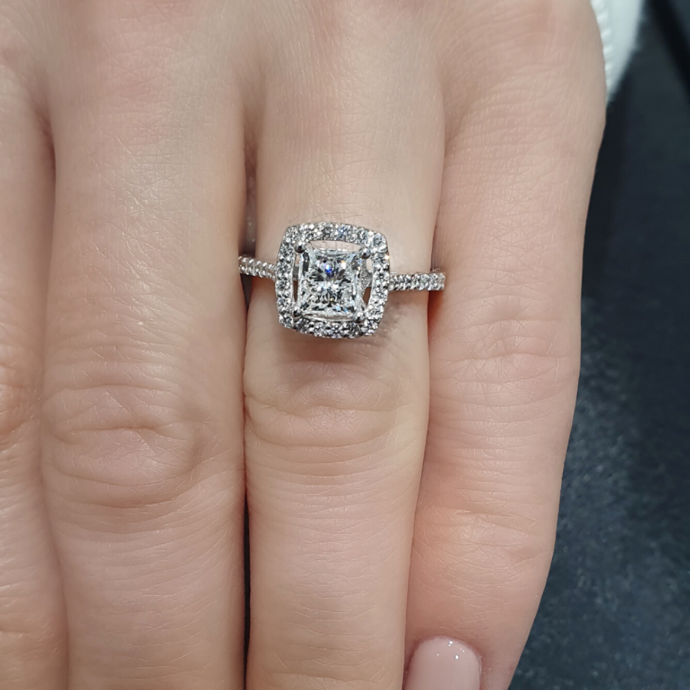 Ring with 1.04 ct center diamond and 0.30 ct side diamonds