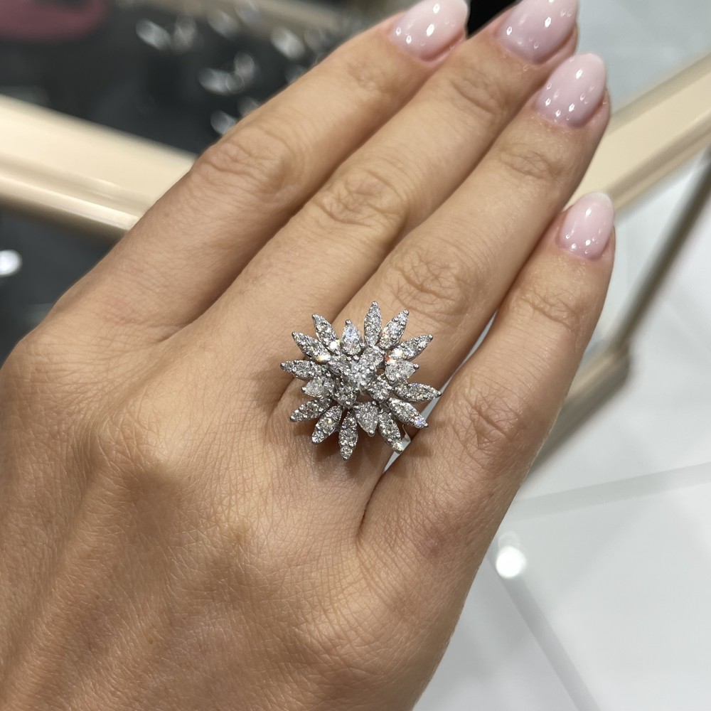 Ring with 1.23 ct round diamonds and 0.53 ct Pear diamonds