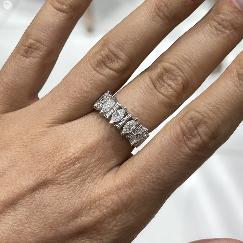 Ring with 1.21 ct Marquise diamonds and 0.23 ct round diamonds