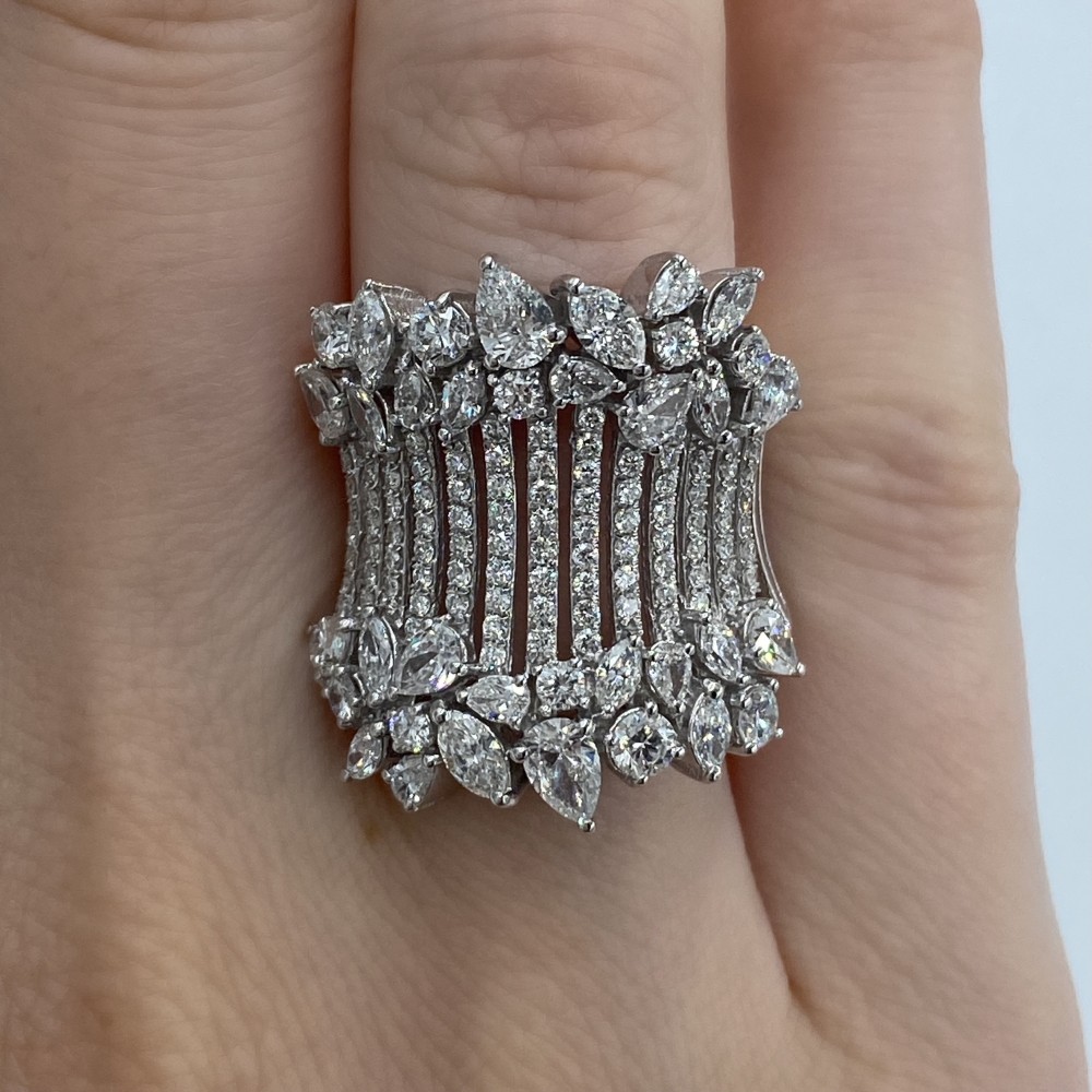 Ring with 1.83 ct Pear /marquise diamonds and 0.98 ct round diamonds