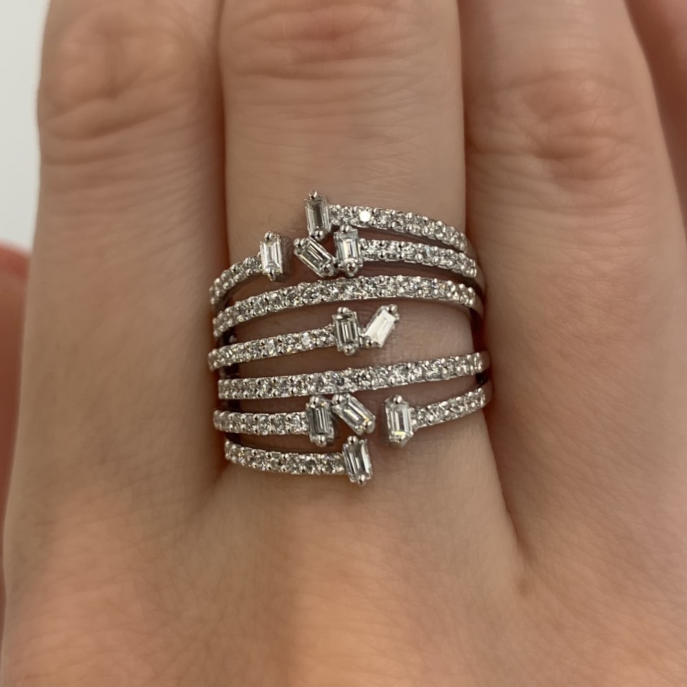 Ring with 0.26 ct Baget Diamonds and 0.62 ct round diamonds