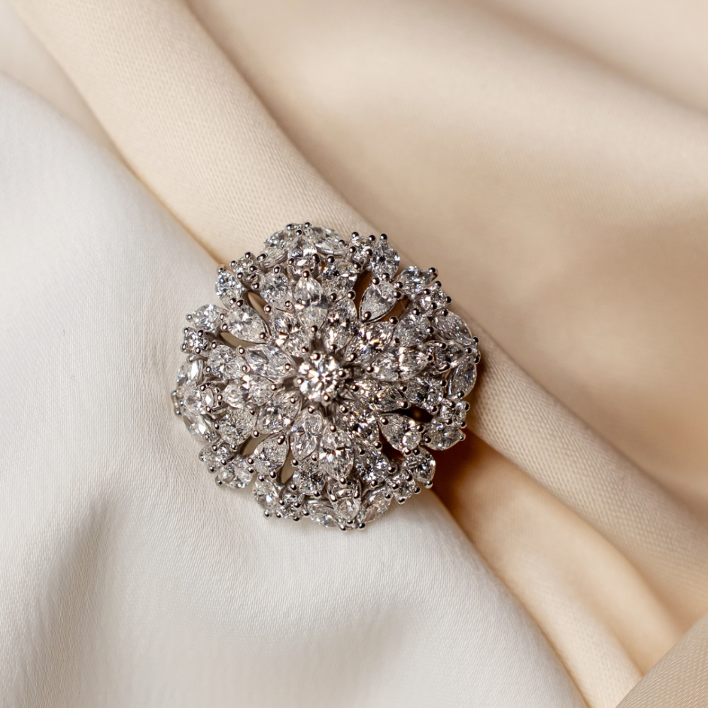 4.76 ct Pear/marquise diamond ring with 0.52 ct round diamonds