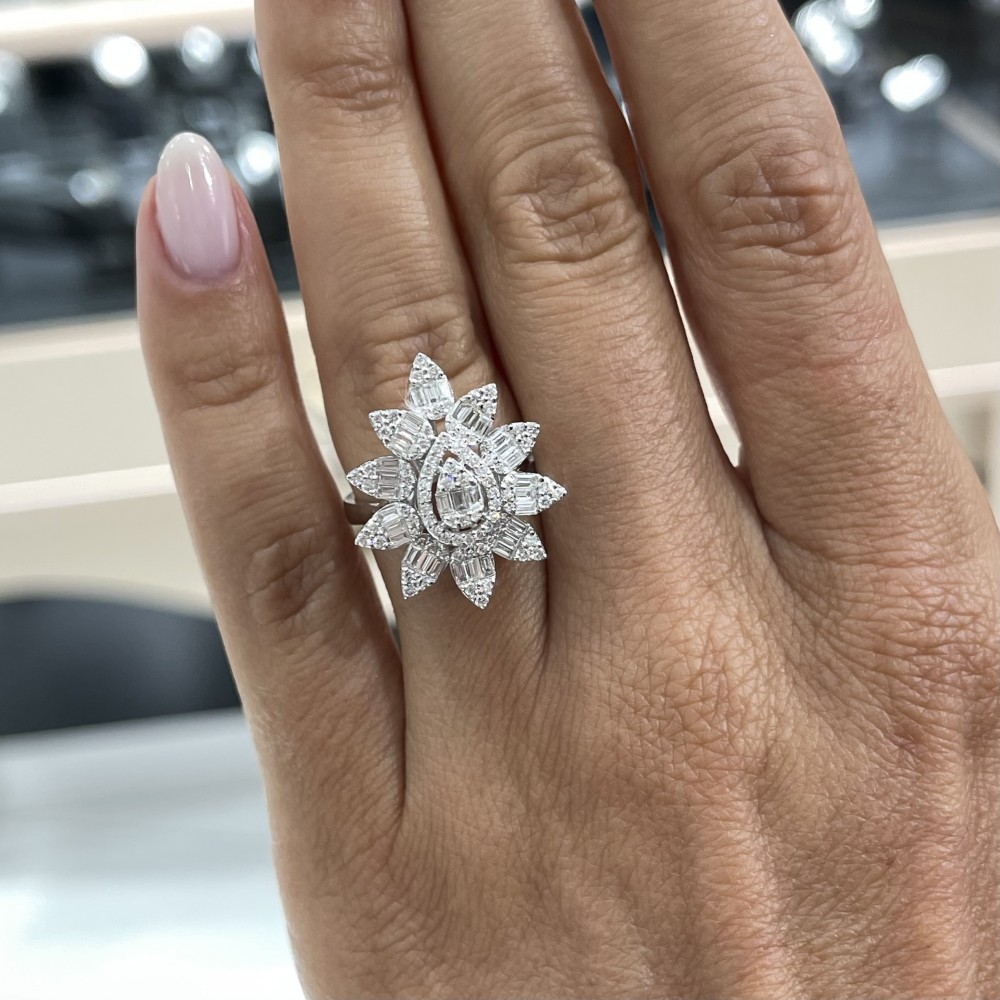 Ring with 0.48 ct Baget Diamonds and 0.43 ct round diamonds