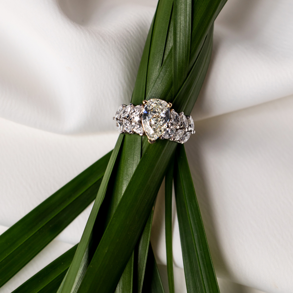 Ring with 2.25 ct central diamond and 1.51 ct side diamonds