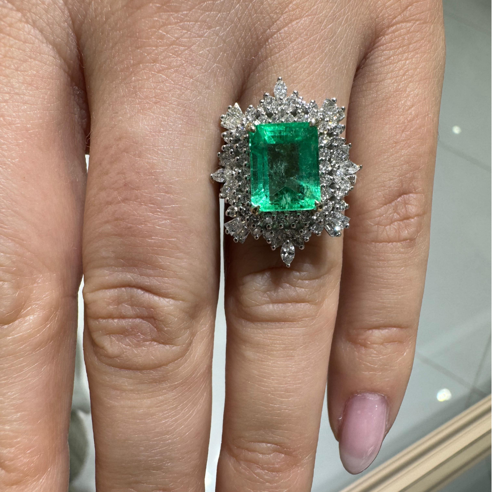 Ring with Mix Diamonds of 0.59 ct, Round Diamonds of 0.70 ct and Emerald of 3.42 ct