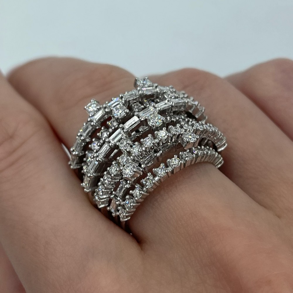 Ring with 1.34 ct Baget Diamonds and 1.72 ct round diamonds