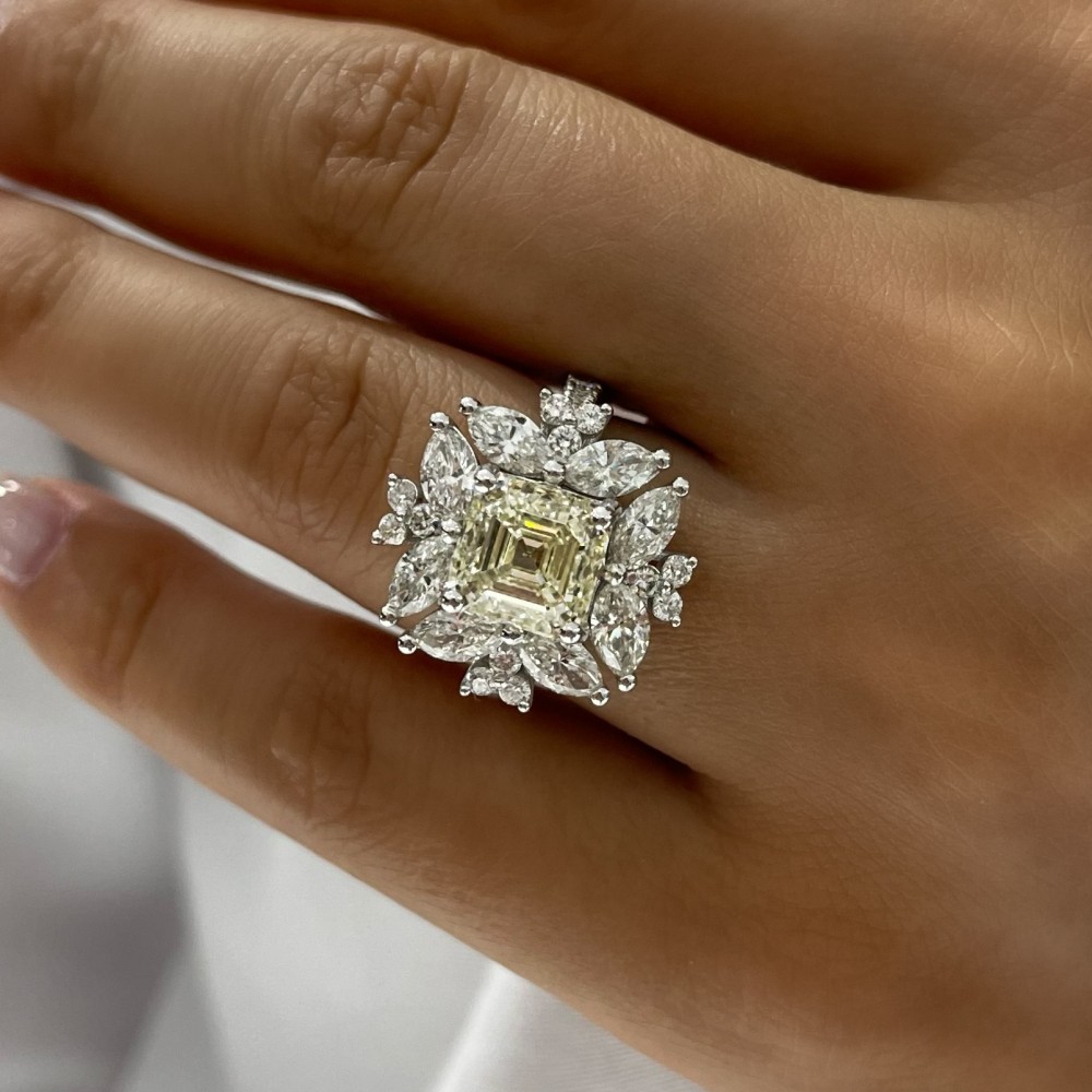 Ring with 4.01 ct center diamond and 2.54 ct side diamonds