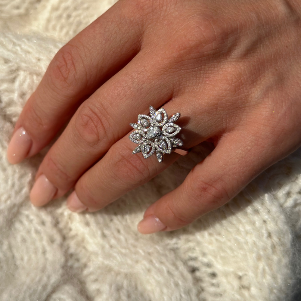 Ring with 0.35 ct Pear diamonds and 0.39 ct round diamonds