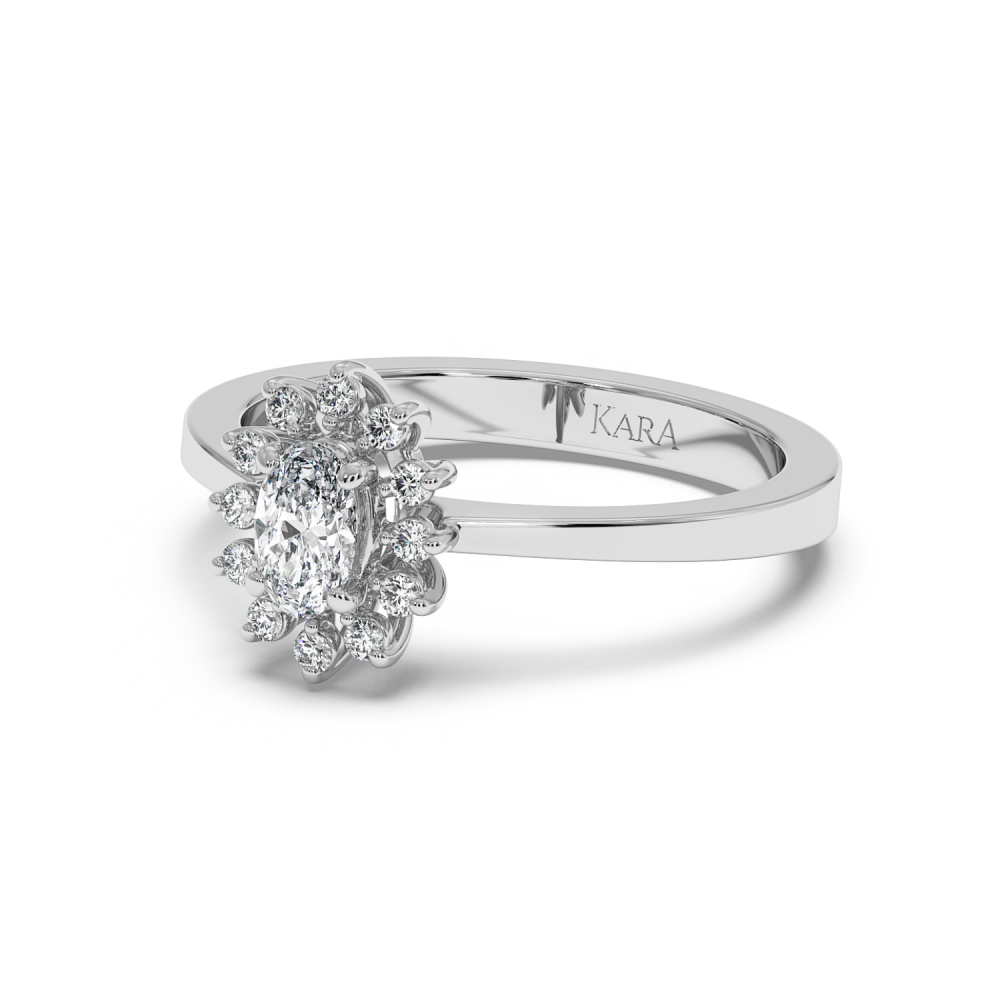 Ring with 0.22 ct Round Diamonds and 0.29 ct Oval Diamond