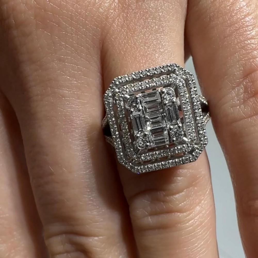 Ring with 0.62 ct Round Diamonds and 0.42 ct Baget Diamonds