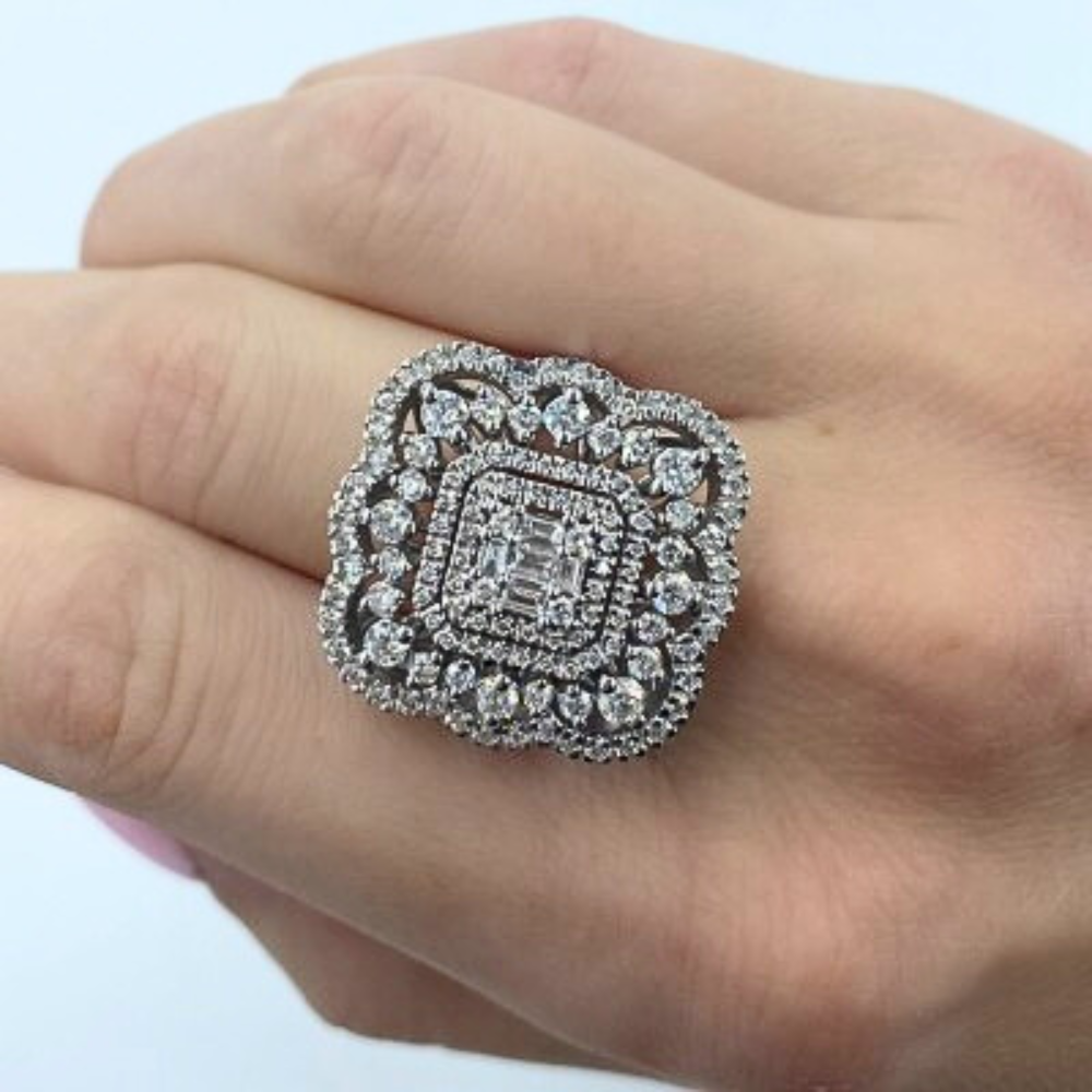 Ring with 2.42 ct Round Diamonds and 0.20 ct Baget Diamonds