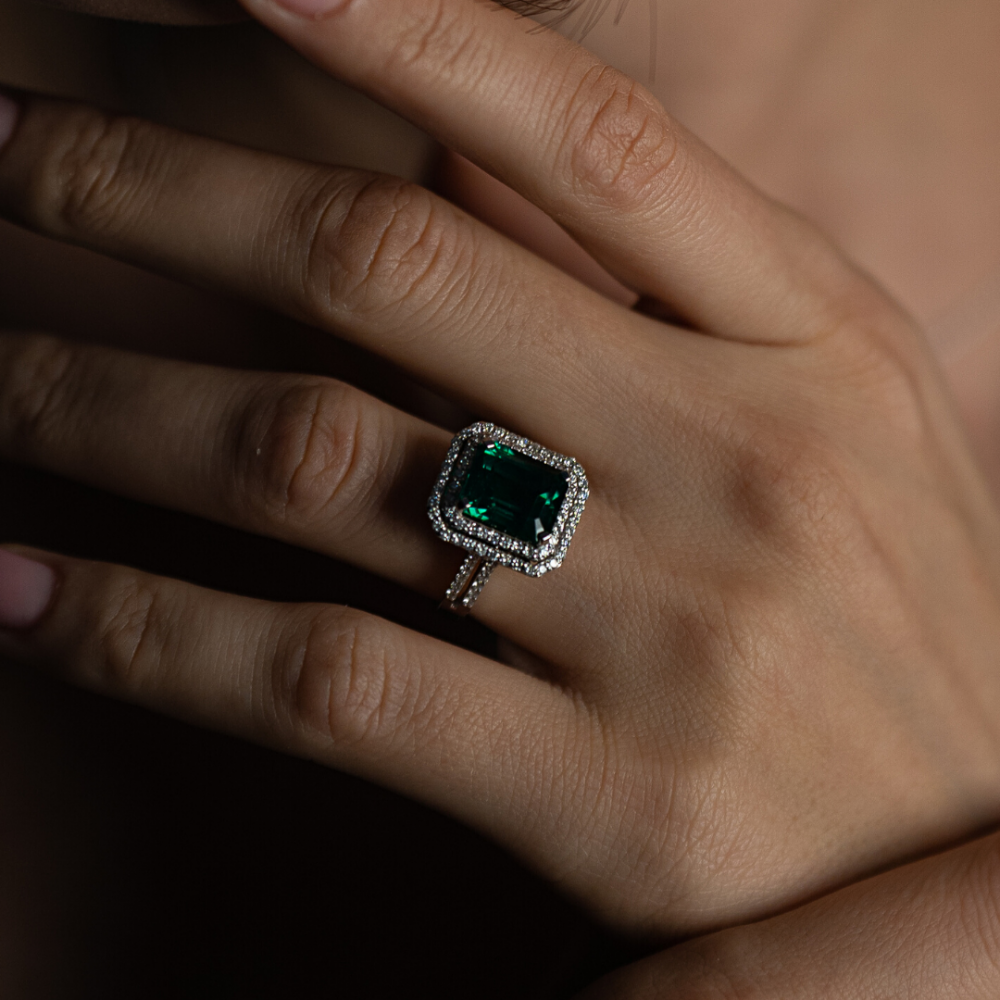 Ring with Diamonds of 0.67 ct. and Green Citrine of 3.72 ct