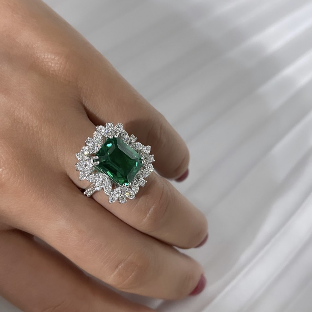 Ring with 1.43 ct. diamonds and 5.50 ct. green citrines