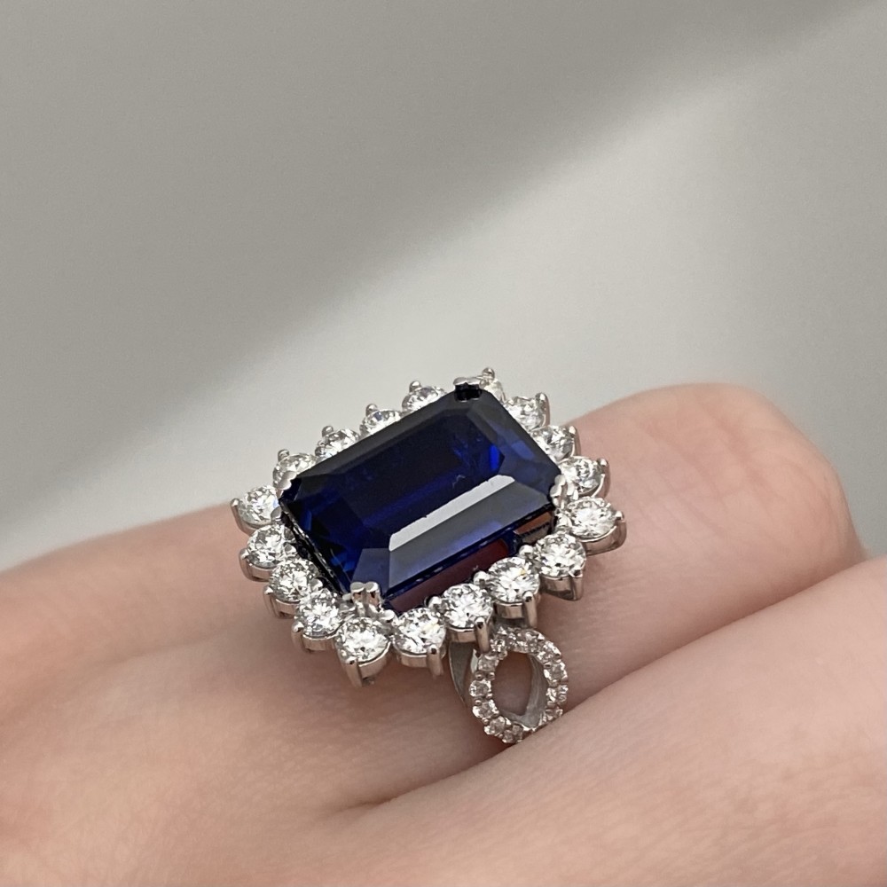 Ring with 9.32 ct quartz and 1.71 ct diamonds