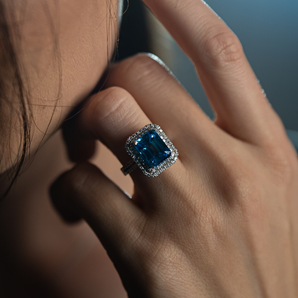 Ring with 5.90 ct topaz and 0.72 ct diamonds