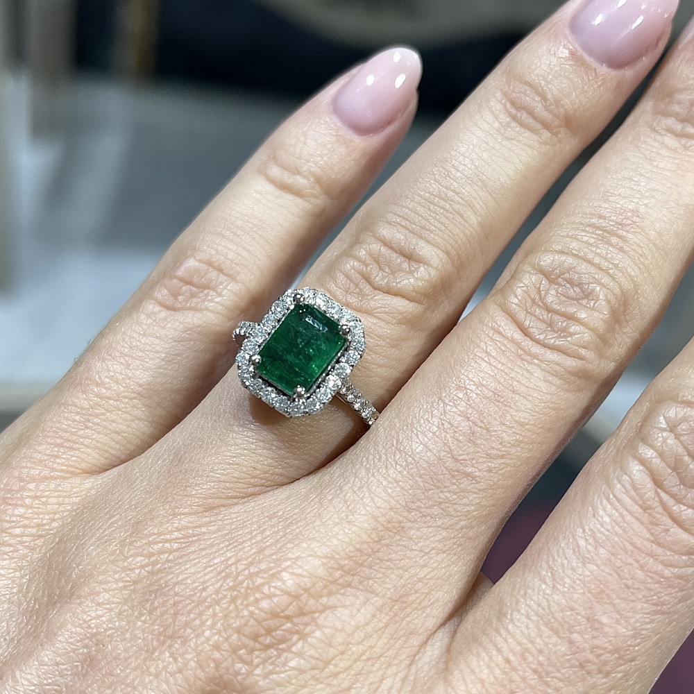 Ring with Diamonds of 0.67 ct and Emerald of 1.48 ct
